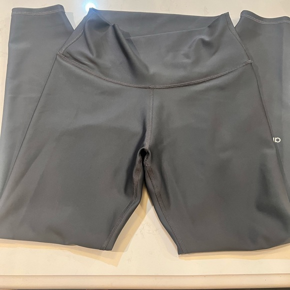 Alo leggings in dark gray/silver (anthracite) worn a few x no piling. - Picture 2 of 5